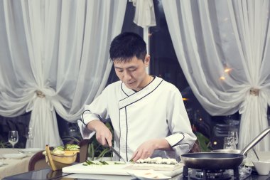 rulo suşi yapmak restoranında Japon aşçı