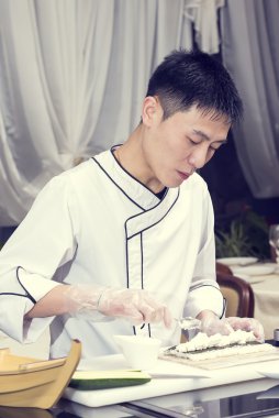 rulo suşi yapmak restoranında Japon aşçı