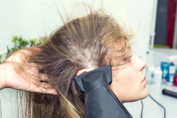 Mujer en un salón de belleza —  Fotos de Stock