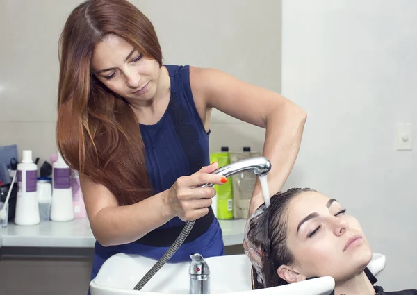 Mujer en un salón de belleza — Foto de Stock