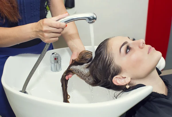 Mujer en un salón de belleza —  Fotos de Stock