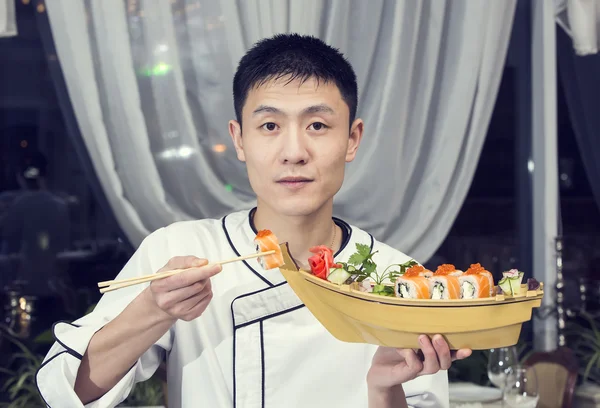 Japanese chef in restaurant making sushi rolls — Stock Photo, Image