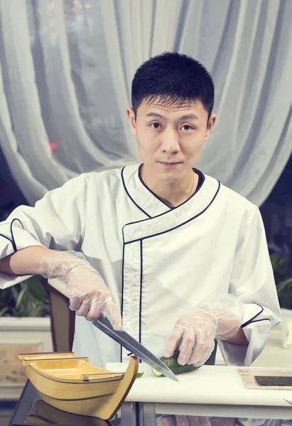 Japanse chef-kok in restaurant maken sushi rolt — Stockfoto