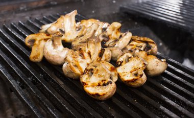 Mutfakta ızgara mantar