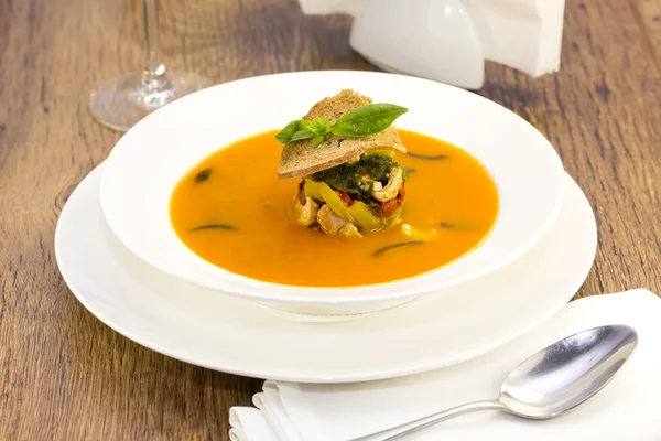 Soupe mexicaine avec purée de légumes poivrons et viande de poulet — Photo