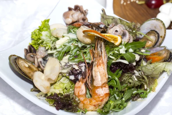 Salada de frutos do mar em uma chapa — Fotografia de Stock