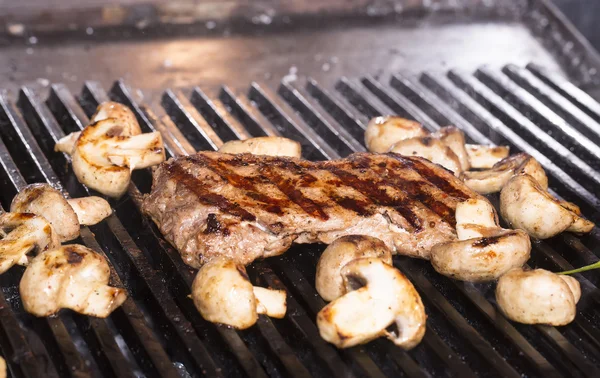 Cooking vegetables on the grill — Stock Photo, Image