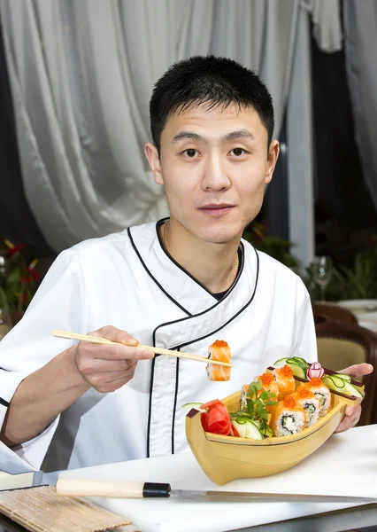 Japanese chef in restaurant making sushi rolls — Stock Photo, Image