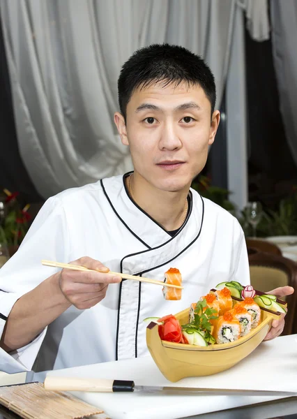 Japanse chef-kok in restaurant maken sushi rolt — Stockfoto