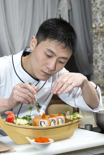 Japanse chef-kok in restaurant maken sushi rolt — Stockfoto