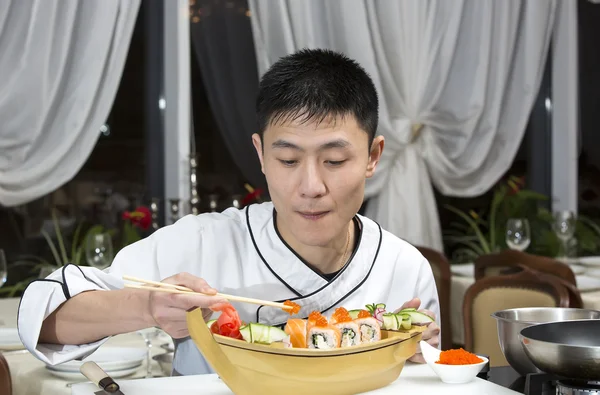 Japanese chef in restaurant making sushi rolls — Stock Photo, Image