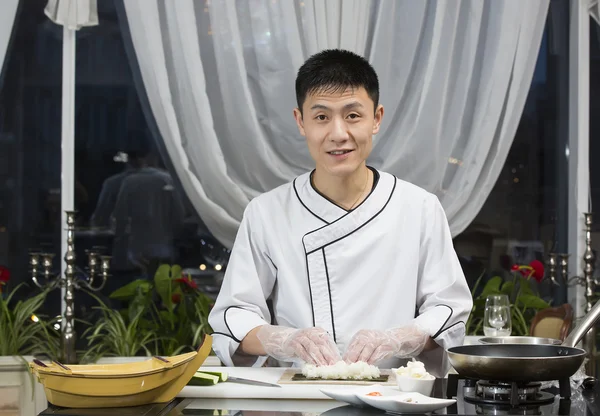 Chef japonés en restaurante haciendo rollos de sushi —  Fotos de Stock