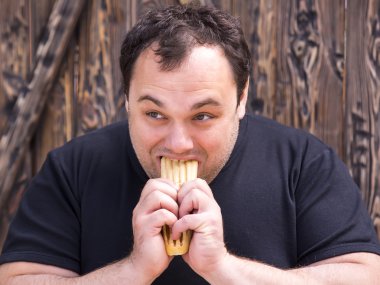 acımasız adam sosisli sandviç yeme