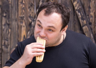 acımasız adam sosisli sandviç yeme