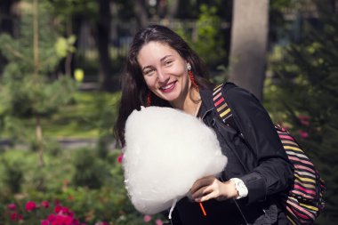 Pamuk helva yiyen genç kız