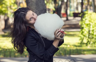 Pamuk helva yiyen genç kız