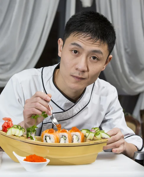 Japońskiego szefa kuchni w restauracji Dokonywanie sushi rolki — Zdjęcie stockowe