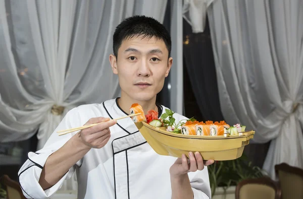 Chef japonés en restaurante haciendo rollos de sushi —  Fotos de Stock