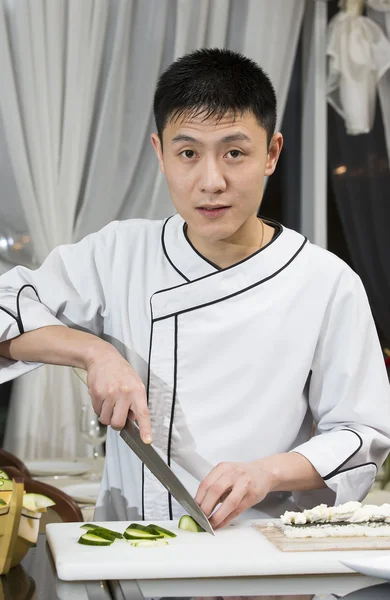 Chef japonés en restaurante haciendo rollos de sushi —  Fotos de Stock