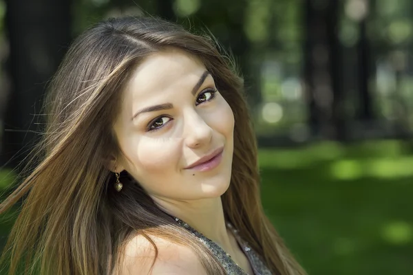 Belle fille dans le parc — Photo