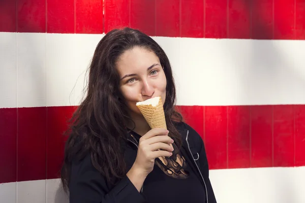 Jeune fille manger une crème glacée — Photo