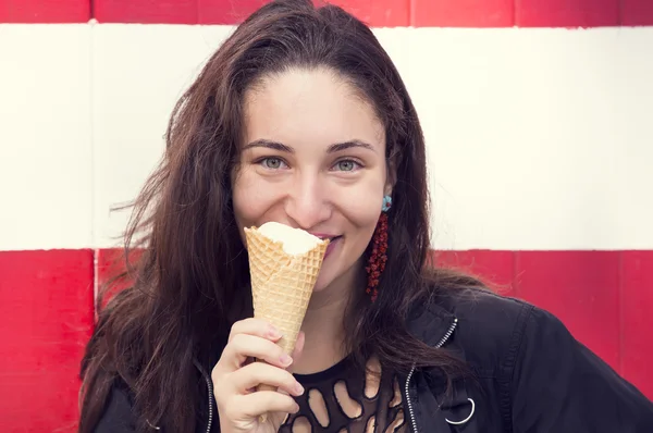 Jovencita comiendo un helado — Foto de Stock