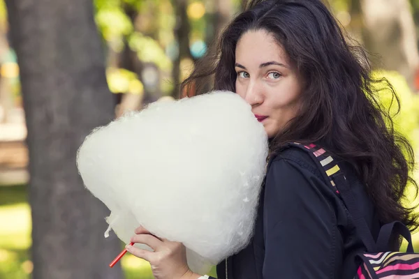 Chica joven comiendo algodón de azúcar — Foto de Stock