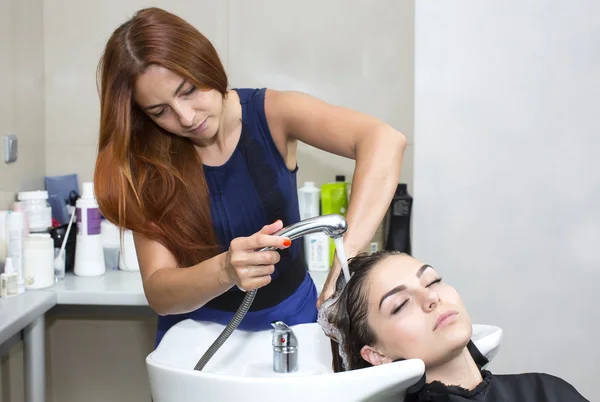 Femme dans un salon de beauté — Photo