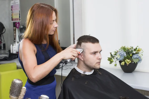 Girl doing hairstyle — Stock Photo, Image