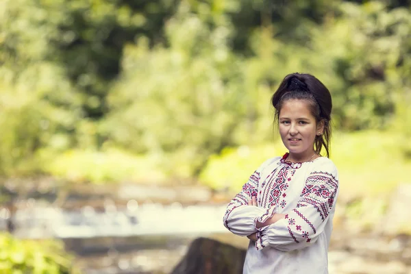 女孩穿着国家乌克兰的衣服 — 图库照片