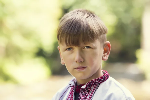 Giovane ragazzo che indossa abiti tradizionali ucraini — Foto Stock