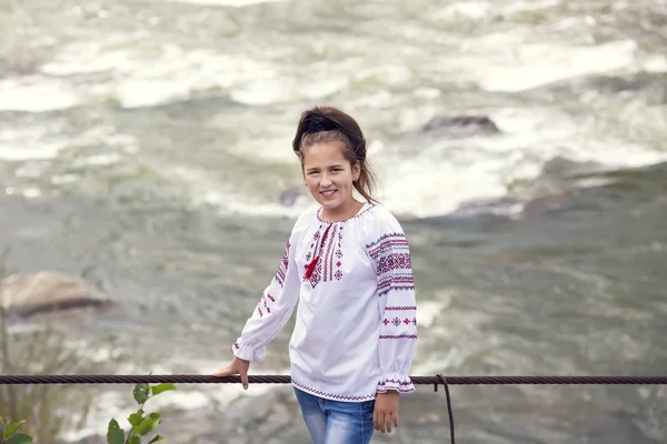 ウクライナの国民の服を着ている少女 — ストック写真