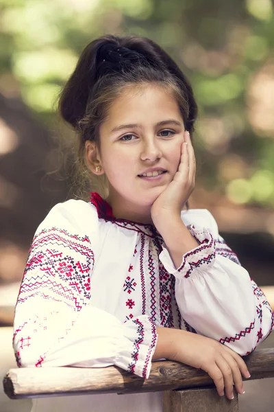 Девушка в национальной украинской одежде — стоковое фото