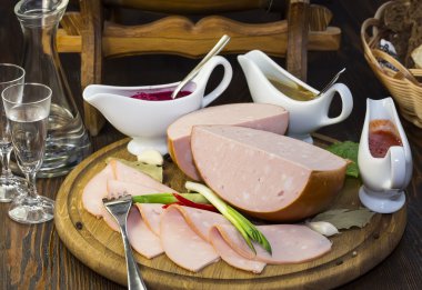 ahşap bir tabakta sebze ile sosis