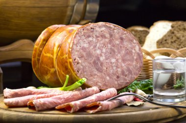 ahşap bir tabakta sebze ile sosis