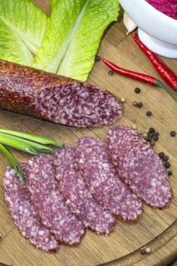 ahşap bir tabakta sebze ile sosis