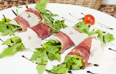 et ve Yeşiller ile et rulolar