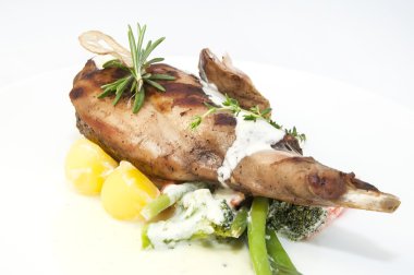 Kızarmış tavşan et ve patates sebze ile