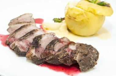 kızartma kaz meme elma sosu ile