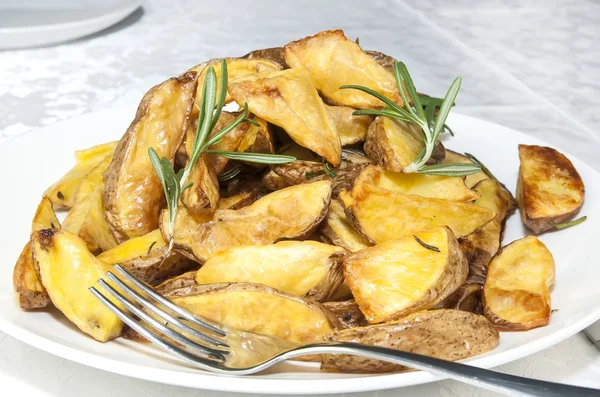 Patatas fritas en un plato —  Fotos de Stock