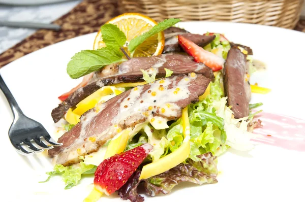 Salade van eend vlees en groenten — Stockfoto