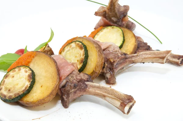 Roasted veal ribs with vegetables — Stock Photo, Image