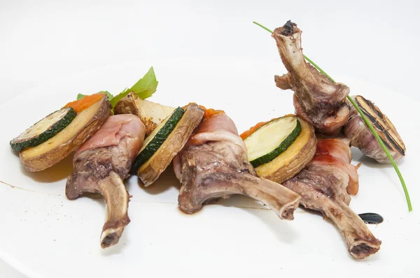 Roasted veal ribs with vegetables — Stock Photo, Image