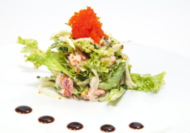 yeşil salata ve deniz ürünleri