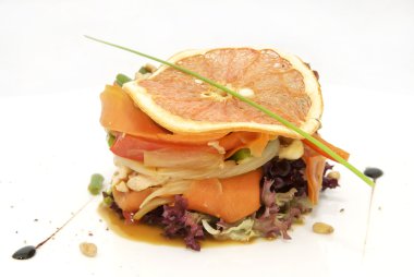 Tavuk ve sebzeli salata.