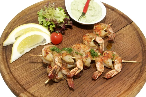 Crevettes grillées avec une salade — Photo