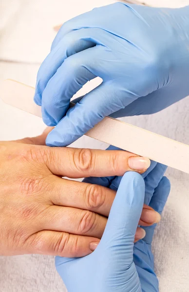 Processa o trabalho em uma manicura — Fotografia de Stock