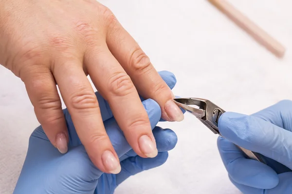 Processen werken op een manicure — Stockfoto