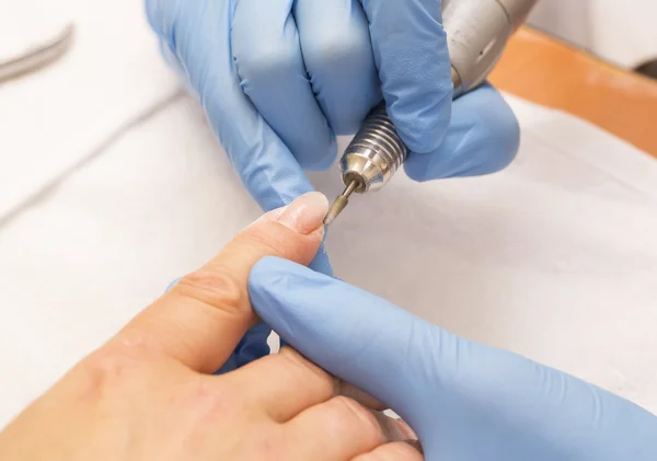 Processa o trabalho em uma manicura — Fotografia de Stock