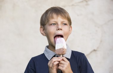 dondurma yiyen çocuk